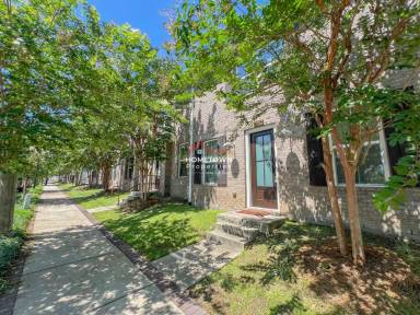 Main picture of 230 N De Villiers St