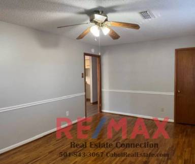 Main picture of 17 Pleasant St