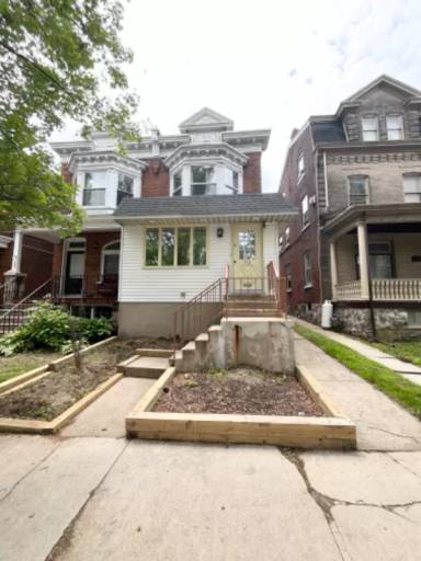 Main picture of 719 W Broad St