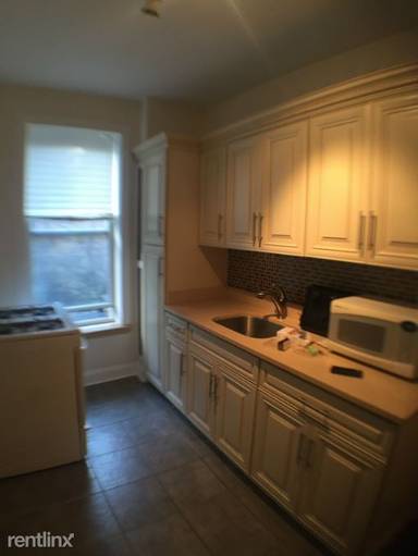 Main picture of 226 E 75th St