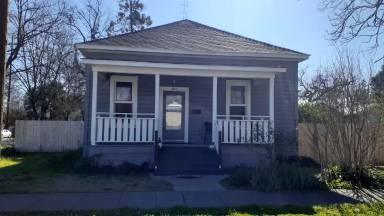 Main picture of 395 E 14th St