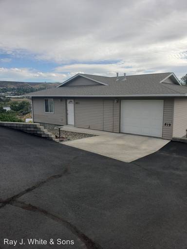 Main picture of 819 Walk Ln