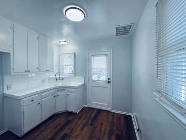 Main picture of 1641 N Hobart Blvd