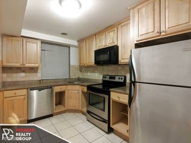 Main picture of 7320 N Ridge Blvd