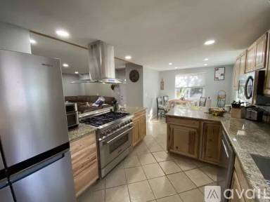 Main picture of 242 E Kalmia St
