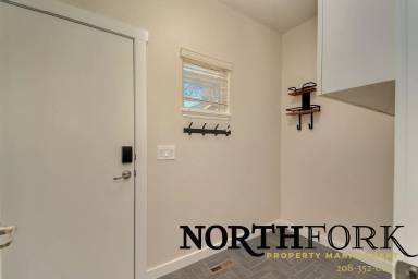 Main picture of 6586 W Poplar St