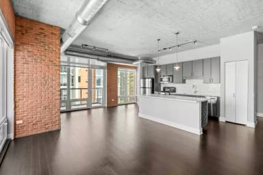 Main picture of 877 S Clark St