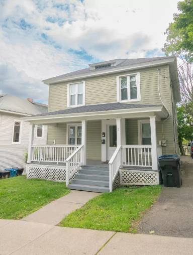 Main picture of 7 Pleasant St