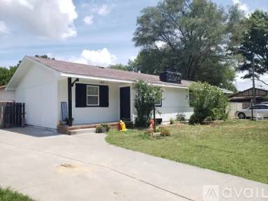 Main picture of 1008 W Clyde St