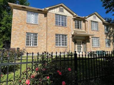 Main picture of 1406 Broadway St