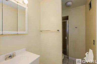 Main picture of 1220 N La Salle Dr