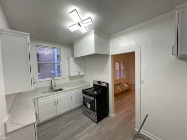 Main picture of 302 S Manhattan Pl