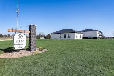 Main picture of 100 Parkview Dr