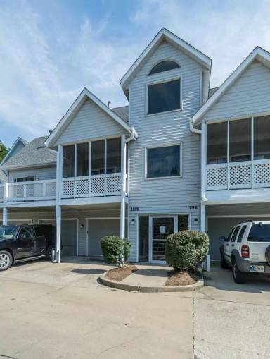 Main picture of 1286 S College Mall Rd