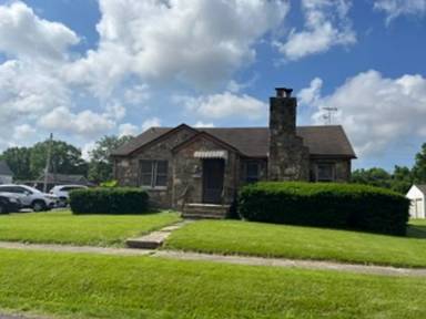 Main picture of 209 E Oak St