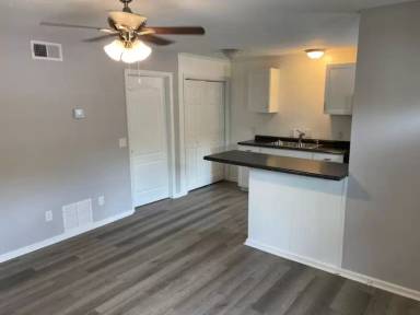 Main picture of 1006 W Main St