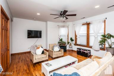 Main picture of 2720 N Sawyer Ave