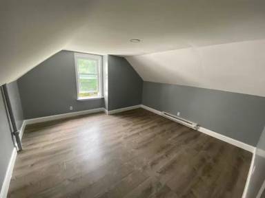 Main picture of 49 Lens St