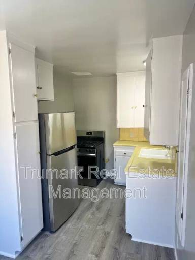 Main picture of 215 W Acacia Ave