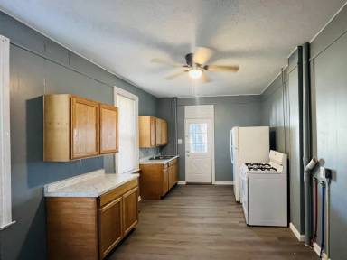 Main picture of 1261 W King St