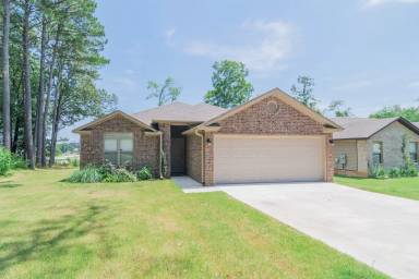 Main picture of 202 Lake Dr