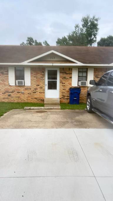 Main picture of 303 S 10th St