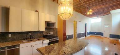 Main picture of 1016 W Cullerton St