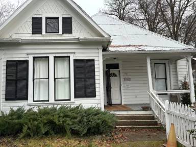 Main picture of 731 Main St