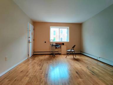 Main picture of 696 E 182nd St