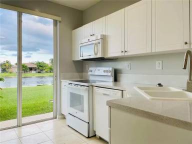 Main picture of 835 NW 170th Ter