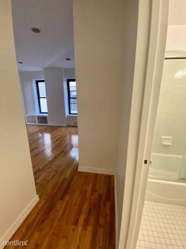 Main picture of 305 E 95th St