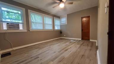 Main picture of 3304 S 40th St