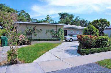 Main picture of 50 Shore Dr W