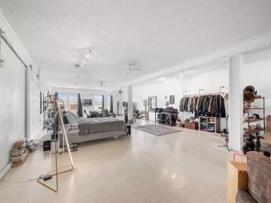 Main picture of 907 W Jefferson Blvd