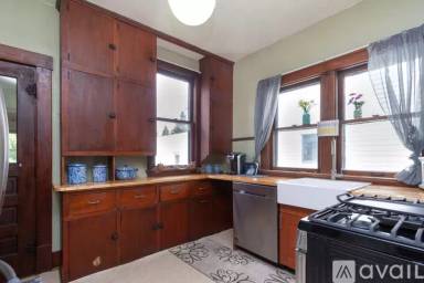 Main picture of 117 W 16th St