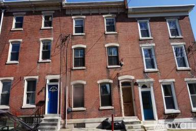 Main picture of 141 DuPont St