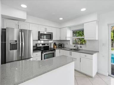 Main picture of 6341 Simms St