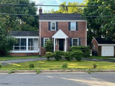 Main picture of 107 S Oak St