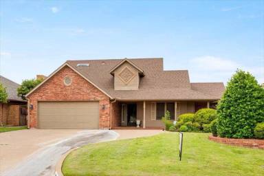 Main picture of 603 NW Waterford Dr