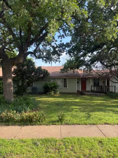 Main picture of 2217 W Oak St