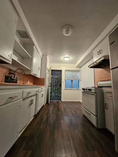 Main picture of 1850 N La Brea Ave