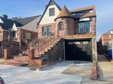 Main picture of 220 W Broadway