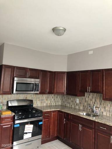 Main picture of 171 W 8th St