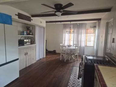 Main picture of 131 E 14th St