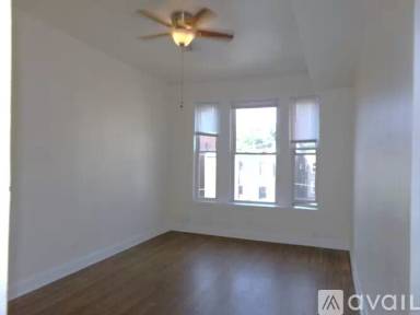 Main picture of 908 W Montrose Ave
