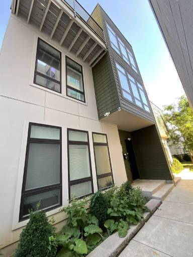 Main picture of 422 E 6th St