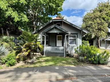 Main picture of 221 NW Kings Blvd