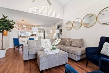 Main picture of 5515 Canoga Ave