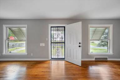 Main picture of 5145 E 114th St