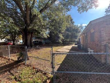 Main picture of 301 Doc Duhon St